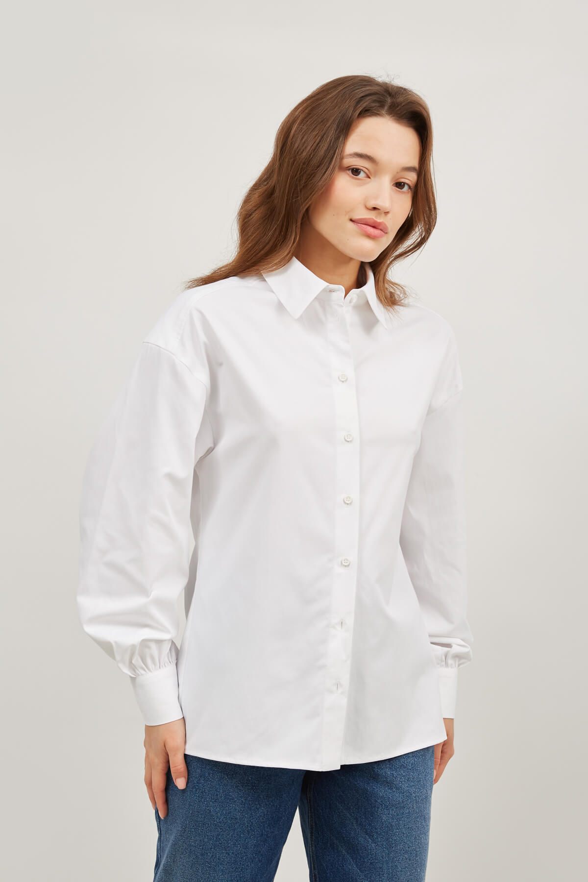SEMI-FITTED WHITE SHIRT WITH LUSH SLEEVES
