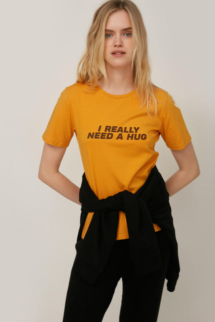 T-SHIRT 'I REALLY NEED A HUG'