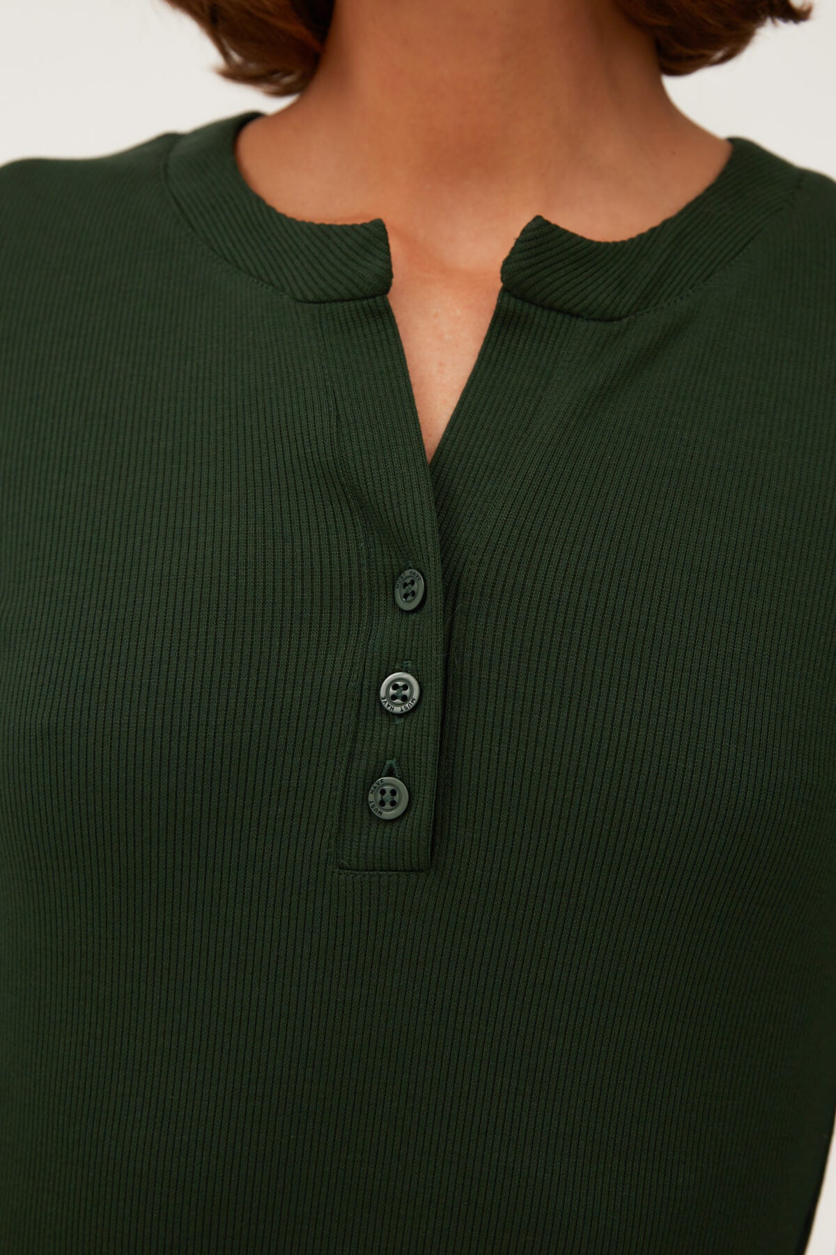 GREEN RIBBED JERSEY JUMPER WITH A STRIPE