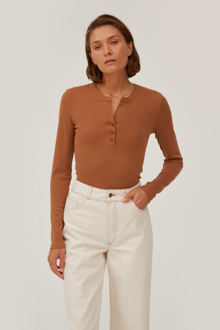 CARAMEL RIBBED JERSEY JUMPER WITH A STRIPE