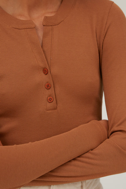 CARAMEL RIBBED JERSEY JUMPER WITH A STRIPE