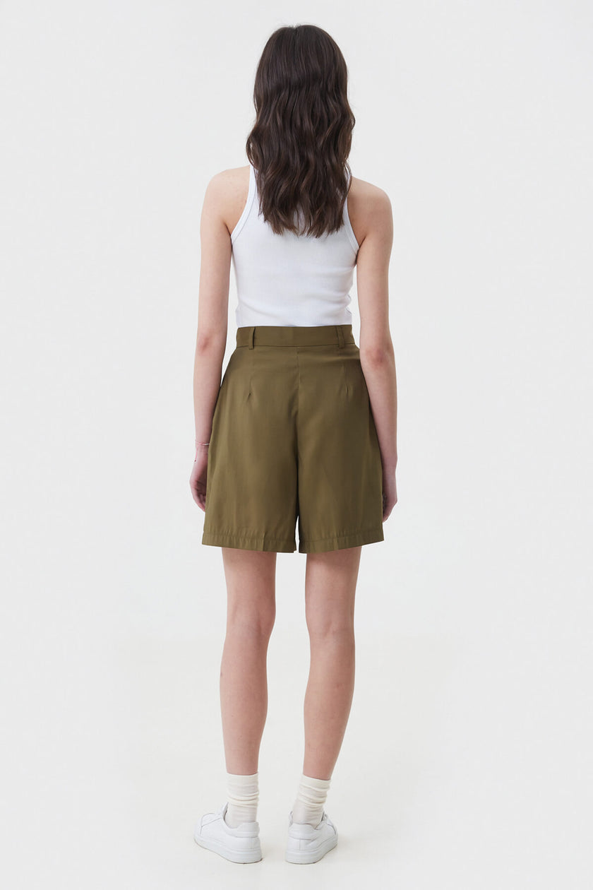LOOSE-FIT SHORTS MADE OF SUIT FABRIC