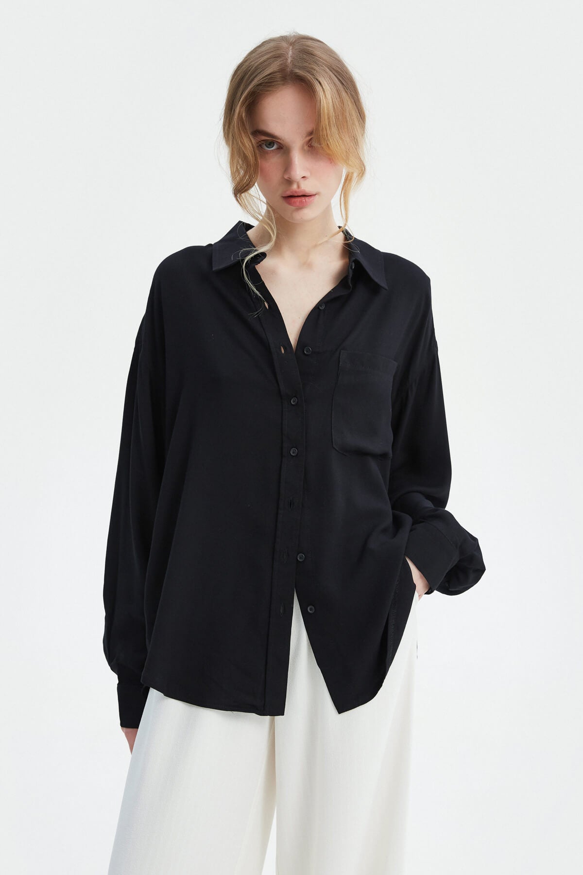 BLACK LOOSE-FIT STAPLE SHIRT