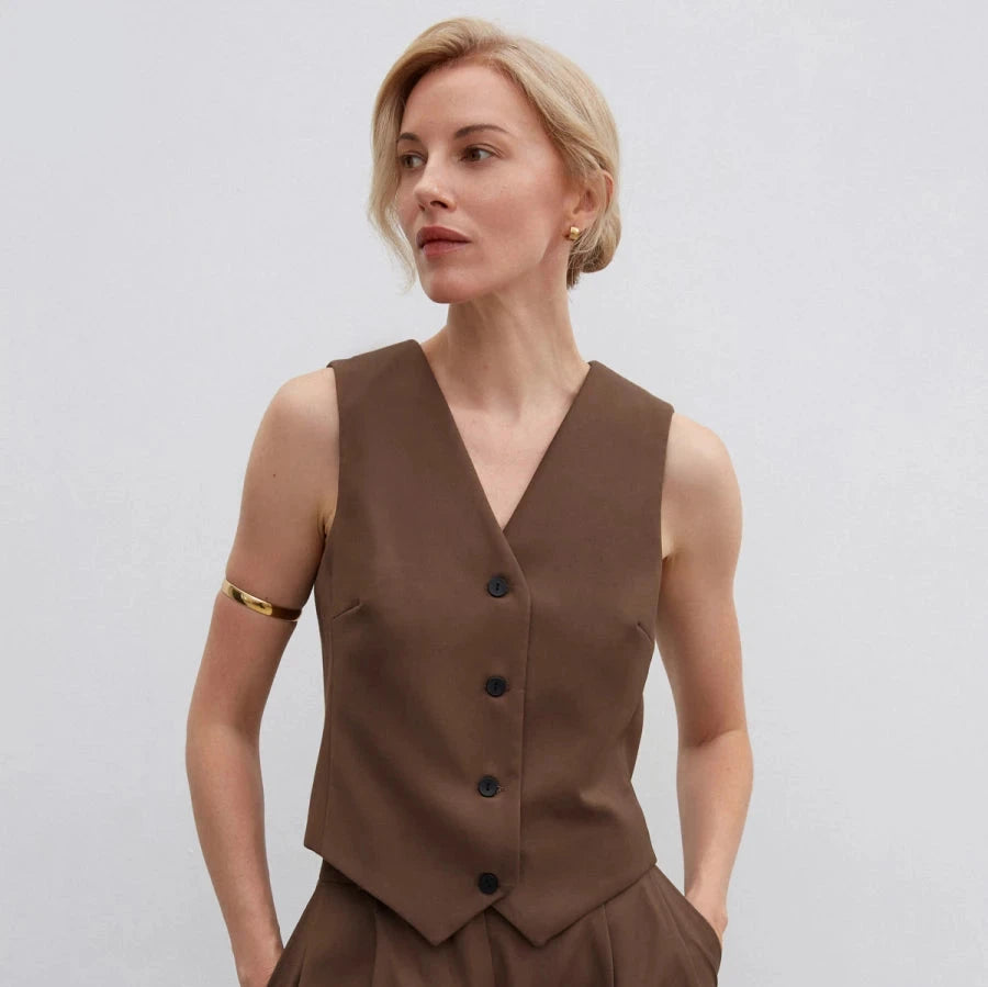 Chocolate classic cut vest made of viscose.