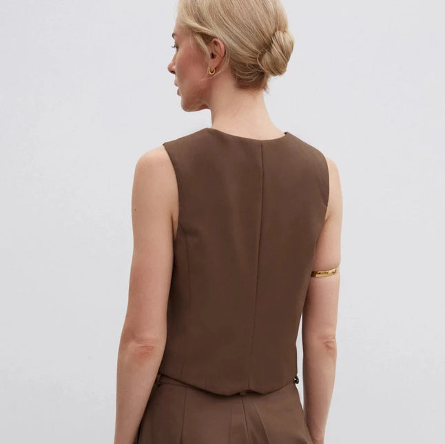 Chocolate classic cut vest made of viscose.