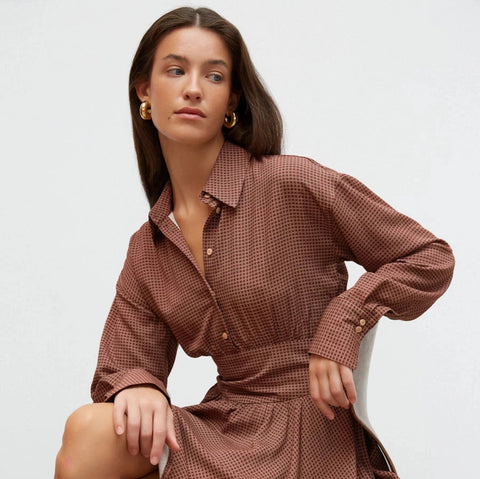 Chocolate short dress with a geometric print made of viscose