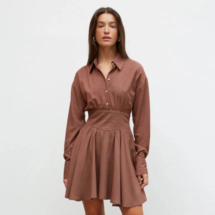 Chocolate short dress with a geometric print made of viscose