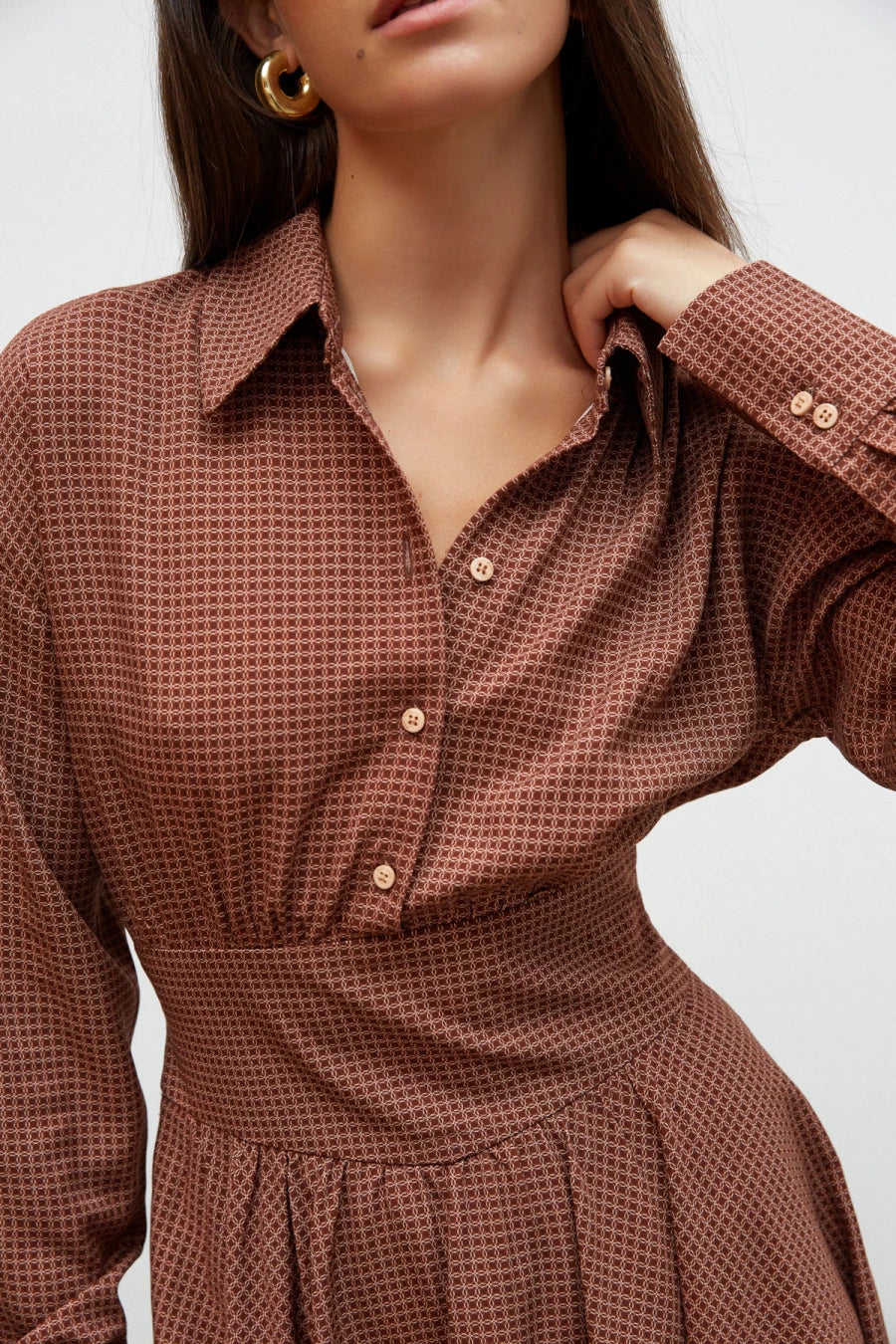 Chocolate short dress with a geometric print made of viscose