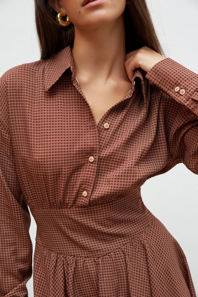 Chocolate short dress with a geometric print made of viscose