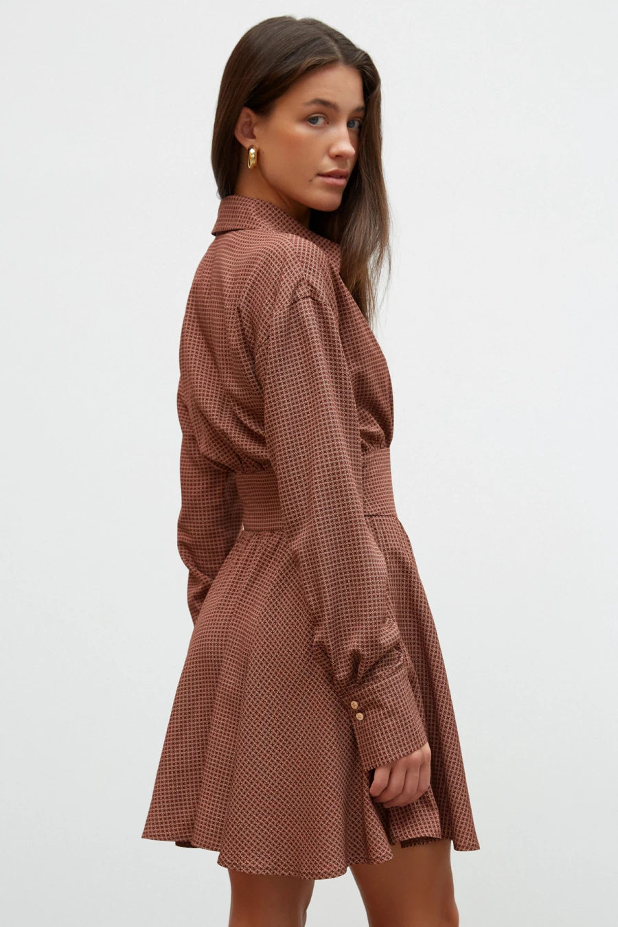 Chocolate short dress with a geometric print made of viscose