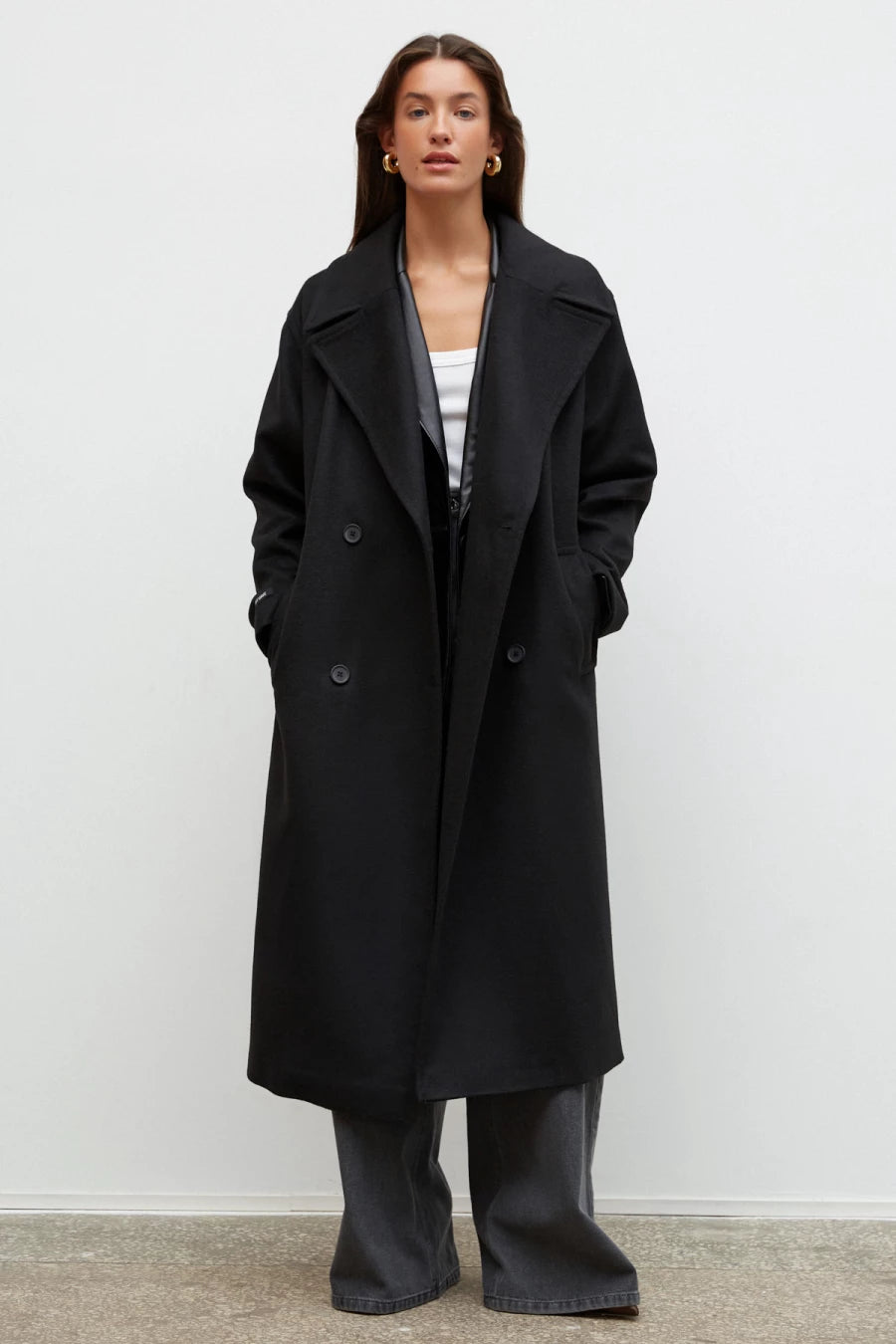 Black double-breasted straight-cut coat made with wool