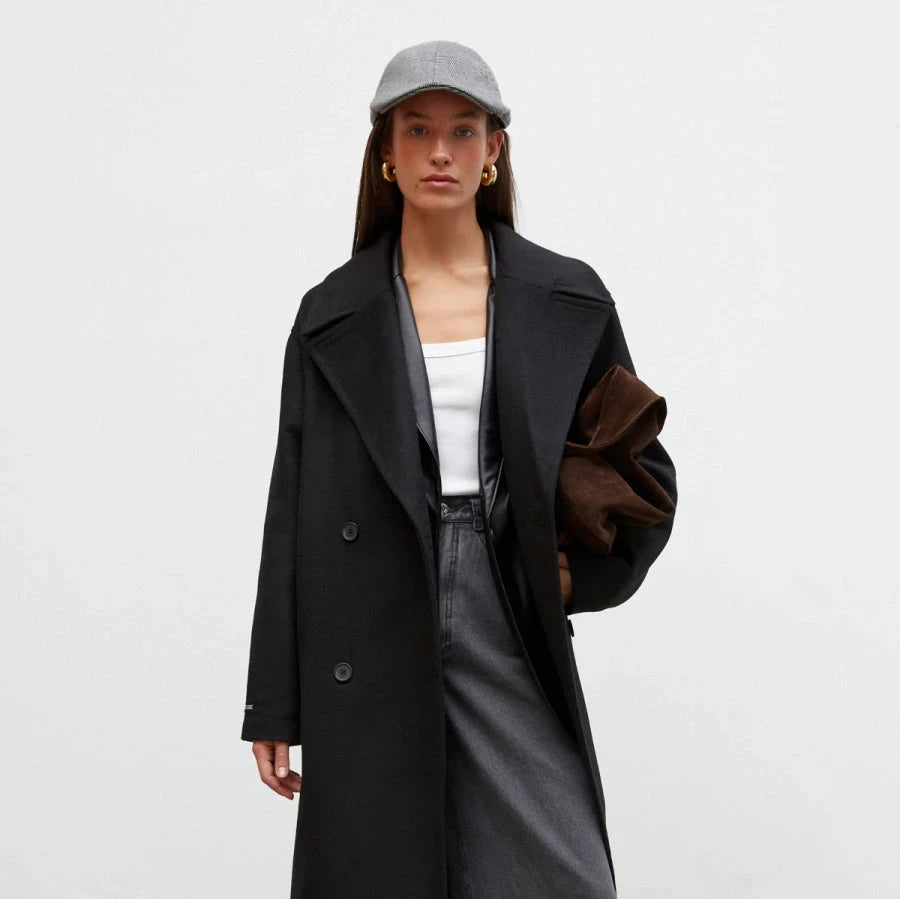 Black double-breasted straight-cut coat made with wool
