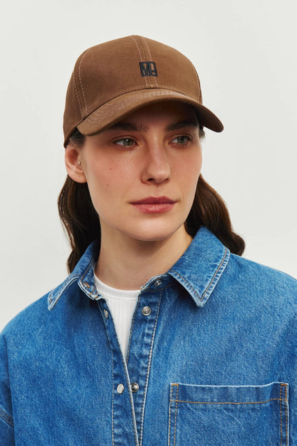 Baseball cap with logo
